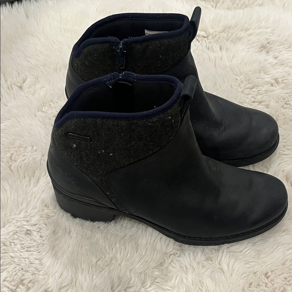 Women’s Merrell Black and Dark Gray Ankle Boots